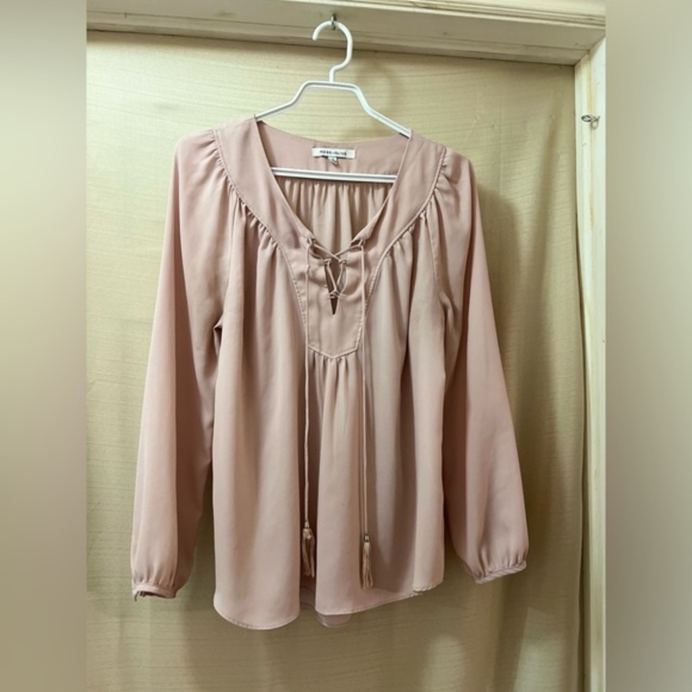Rose + Olive BOGO Blush Pink Tie-Front Blouse size small ⚫️